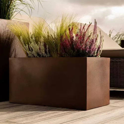 Donica Lungo w kolorze corten z wrzosami na tarasie